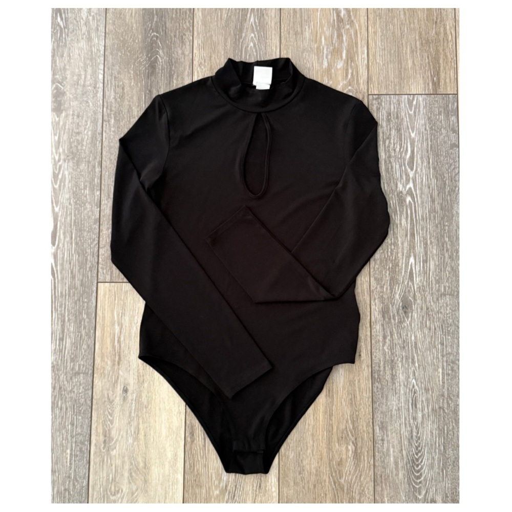 ⚜️ H&M ⚜️ Black Long-Sleeve Bodysuit with Keyhole neck